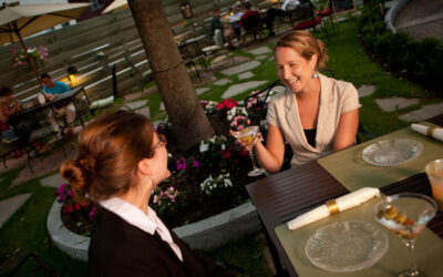 garden-night-devon-and-jen-martinis